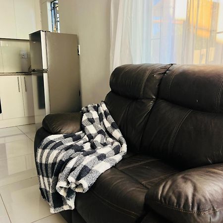 Easy Living Apartment Rundu Bagian luar foto